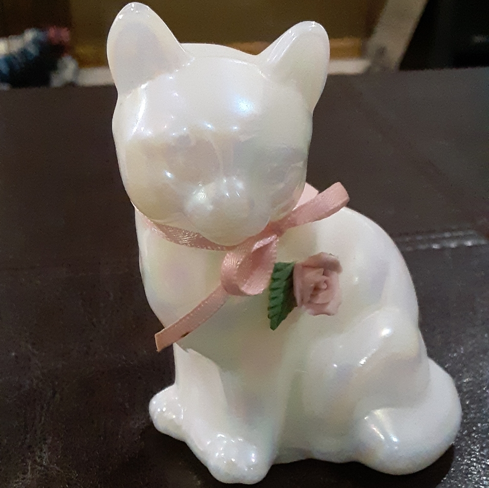 Fenton glass white iridescent kitten